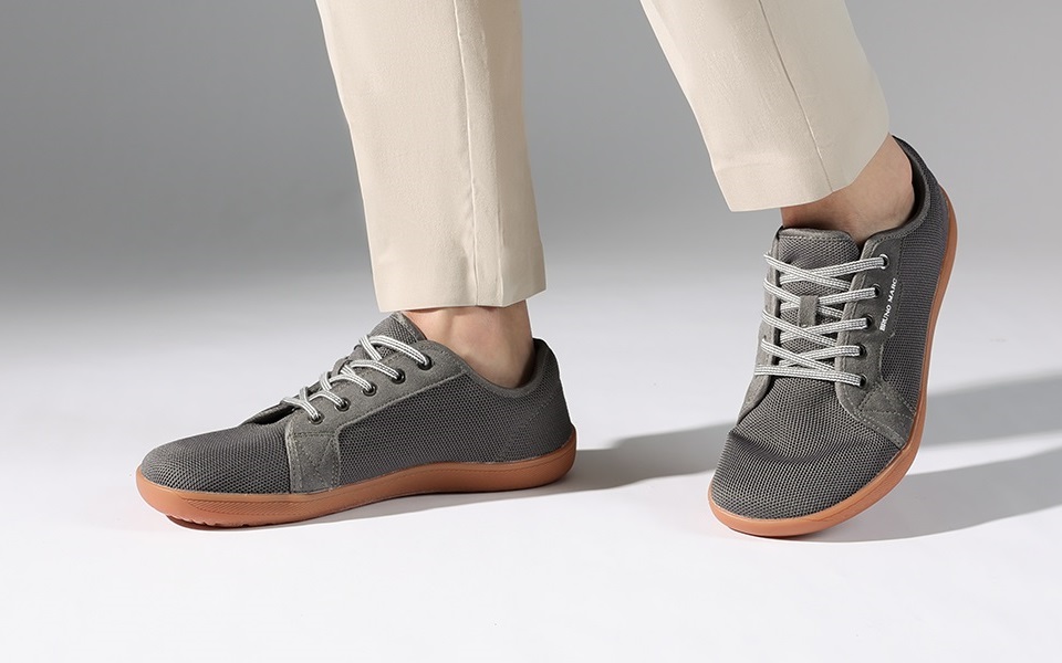 6 Best Grey Sneakers Outfits for Men